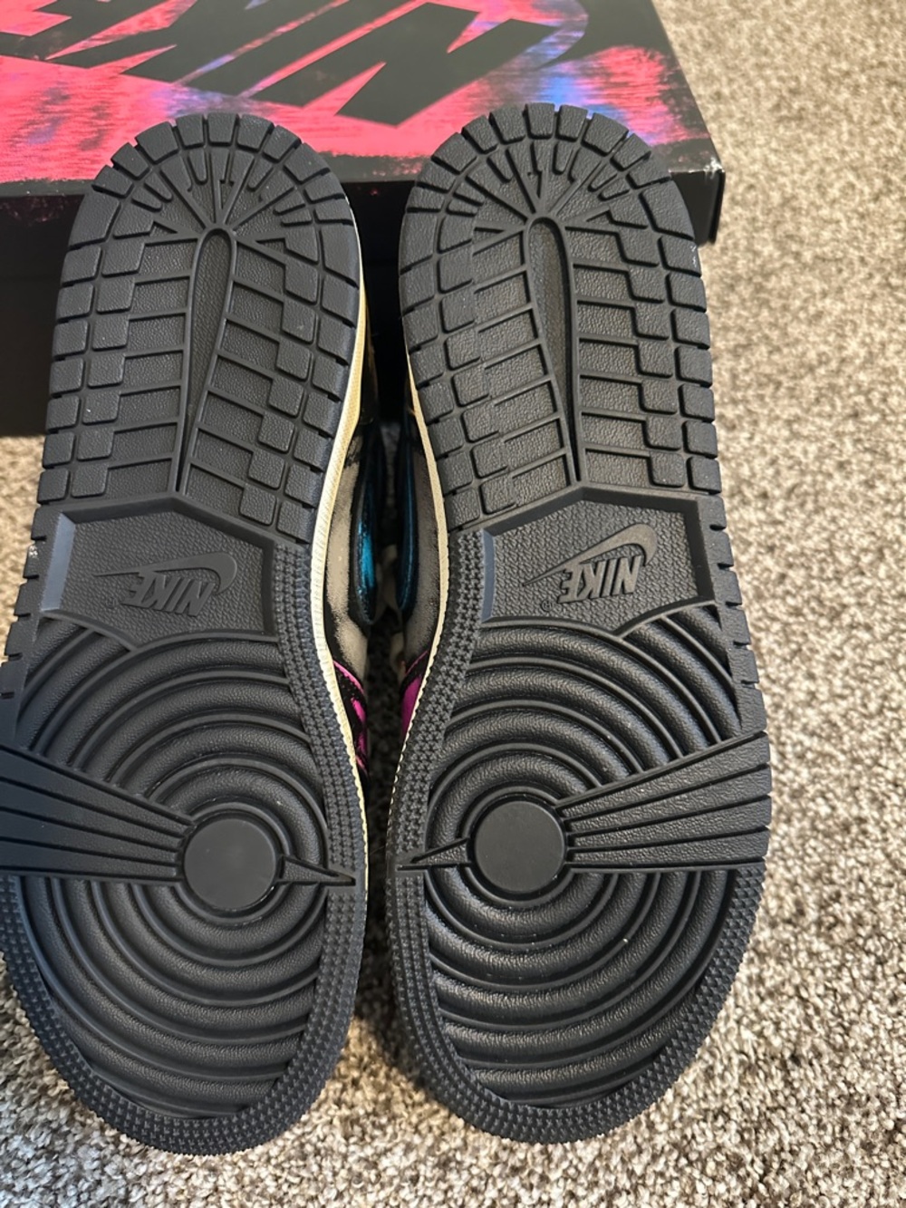 Air Jordan 1 Retro High OG - Picture 7 of 7